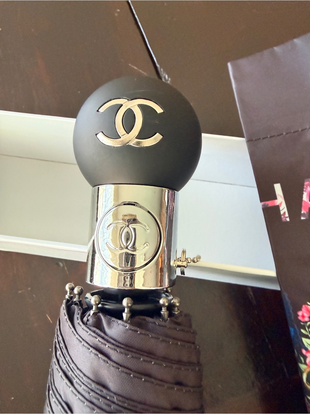 Chanel Floral Patterned NIB
CC luxe Umbrella - Black/pink. - Picture 5 of 9